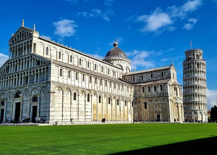 Leaning Tower of Pisa photo