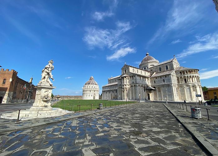 Leaning Tower of Pisa photo