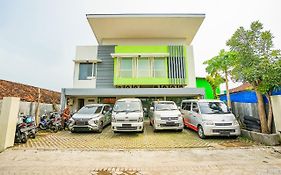 Ardhya Guesthouse Syariah Sidoarjo Exterior photo