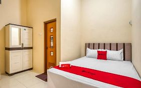 RedDoorz Syariah near Kebon Rojo Park Blitar Hotel Exterior photo