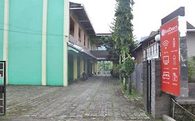 RedDoorz near Lokawisata Baturaden Hotel Purwokerto Exterior photo