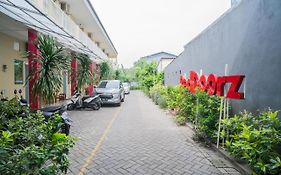 RedDoorz Syariah near Suncity Mall Sidoarjo Hotel Exterior photo