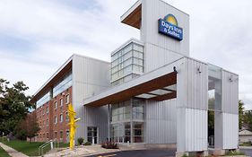 Days Inn & Suites By Wyndham Milwaukee Exterior photo