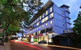 Neo Dipatiukur Bandung by ASTON Hotel Exterior photo