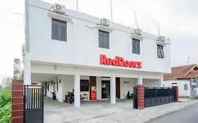 RedDoorz Syariah near Universitas Jenderal Soedirman 2 Hotel Purwokerto Exterior photo