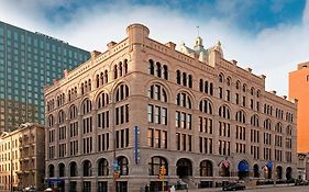 Hilton Garden Inn Milwaukee Downtown Exterior photo