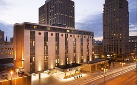 Doubletree By Hilton Milwaukee Downtown Hotel Exterior photo