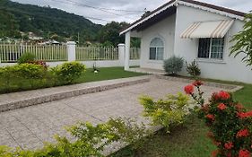 Private And Cozy Home Teluk Montego Exterior photo