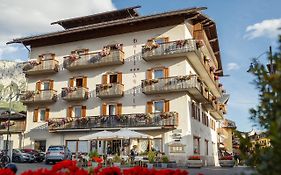 Hotel Aquila Cortina d'Ampezzo Exterior photo