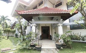 RedDoorz Syariah near Gelora Delta Sidoarjo Hotel Exterior photo