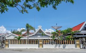 RedDoorz Plus Syariah at Alam Raya Hotel Palu Exterior photo