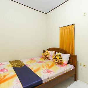 Spot On 1842 Cevilla Bnb Residence Syariah Banyuwangi  Exterior photo