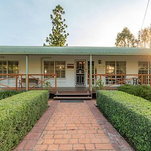 Birds 'N' Bloom Cottages Yungaburra Exterior photo