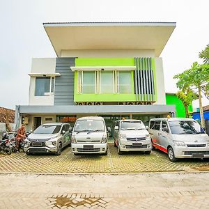 Ardhya Guesthouse Syariah Sidoarjo Exterior photo