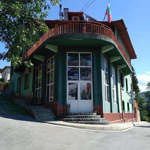 Семеен Хотел "Невен" Hotel Momin Prohod Exterior photo