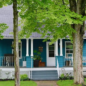 Les Petits Tresors Bed & Breakfast Coaticook Exterior photo