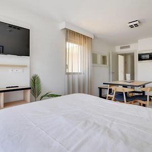 New Standard Suite For 4 People With Double Bed And Sofa Bed Vence Exterior photo