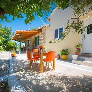 Traditional Houses In The Village Lazarata Exterior photo