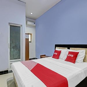 Oyo 90553 Arteri Guest House Semarang Exterior photo