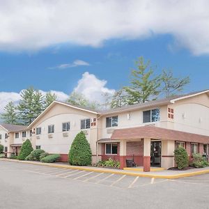 Super 8 By Wyndham Queensbury Glens Falls Hotel Exterior photo