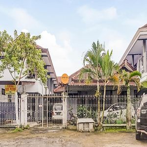 SPOT ON 90797 Sukun Syariah Homestay Malang Exterior photo