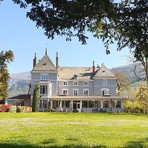 Domaine Des Cedres - Hotel, Gites Et Insolites Villebois Exterior photo