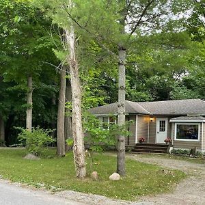 Cheerful 4-Bedroom Cottage In Nature Setting Waubaushene Exterior photo