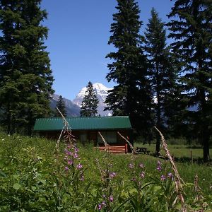 Mount Robson Lodge Exterior photo