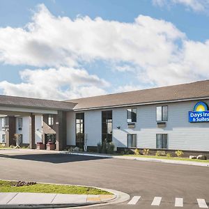 Days Inn & Suites By Wyndham Wausau Exterior photo