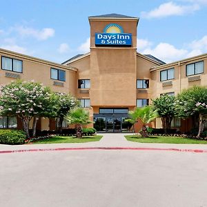 Days Inn & Suites By Wyndham Desoto Exterior photo