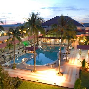 Kapuas Palace Hotel Pontianak Exterior photo