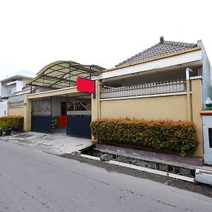 Oyo 2737 D'Kost Hotel Surakarta  Exterior photo