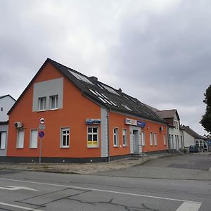 Zimmervermietung Schoenfliesser Stuben Auch Fuer Monteure Hotel Eisenhuttenstadt Exterior photo