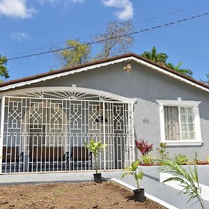 The Summer House Teluk Montego Exterior photo