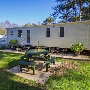 Beautiful Caravan With Decking At Haven Holiday Park In Norfolk Ref 11303Mc Hotel Great Yarmouth Exterior photo