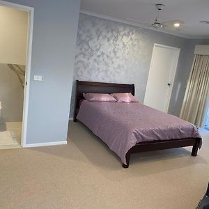 Guest Ensuite 7 Minutes From Airport Melbourne Exterior photo