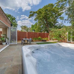 Stunning 3B2Ba Huge Entertaining Space And Hottub! Apartment Raynes Park Exterior photo