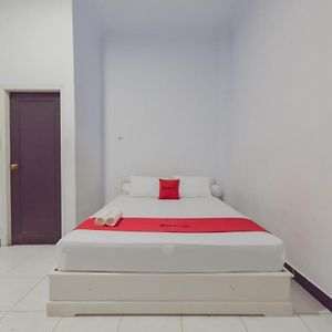 RedDoorz Syariah near Ramayana Mall Tarakan Hotel Exterior photo