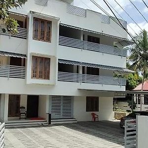 Pazhoor Residency Home Stay Three Bed Room Deluxe Thiruvananthapuram Exterior photo