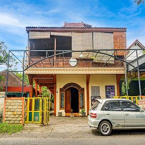 Oyo Life 92568 Penginapan Joglo Syariah Hotel Malang Exterior photo