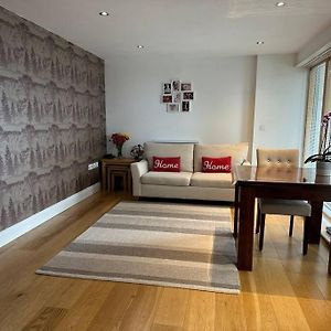 Bright And Spacious Flat In Wimbledon, London Apartment Exterior photo