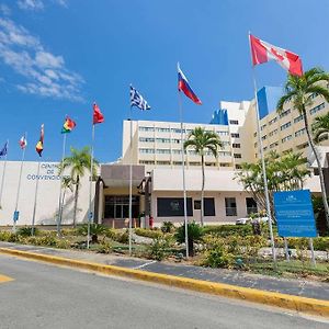 Dominican Fiesta Hotel. Trademark By Wyndham Santo Domingo Exterior photo