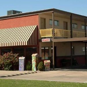 Big Bend Traveler'S Inn Great Bend Exterior photo