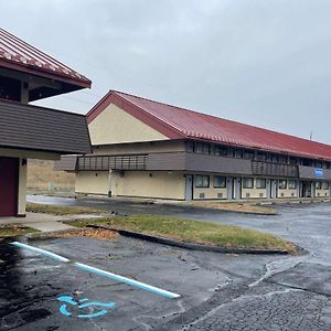 Travelodge By Wyndham Holland-Toledo Exterior photo