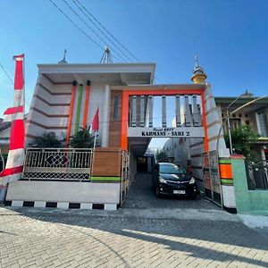 Spot On 93035 Karman'S Sari Homestay Syariah Gresik Exterior photo