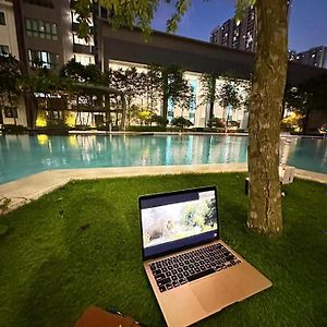 Resort Swimming Pool In The Sharing Apartment Kuala Lumpur Exterior photo