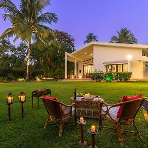 The Beach House By Stayvista With Modern Interiors, Nearby Beach, Pool, Lawn Alibag Exterior photo