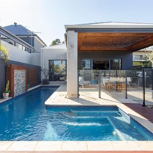 Stella Retreat - Townhouse With Pool Villa East Fremantle Exterior photo
