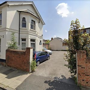 Aylesbury Apartment 1 With Parking Exterior photo