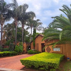 La Frans Guesthouse Pretoria Exterior photo